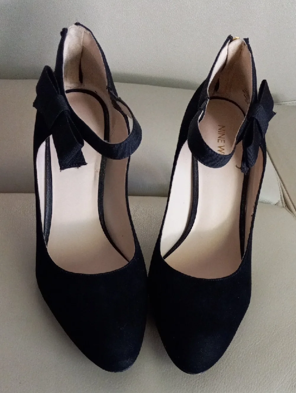 Nine West Black Suede Pointed-Toe Heels with Bow Accent Size 9.5M